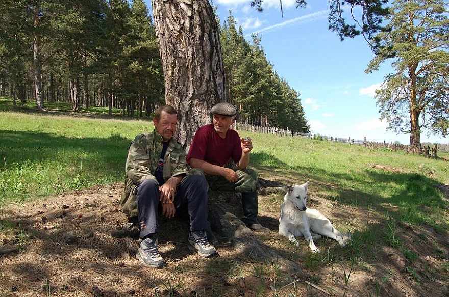 16. Waldarbeiter Andrey Vladislav und Leika.JPG - Waldarbeiter Andrey, Vladislav und Leica